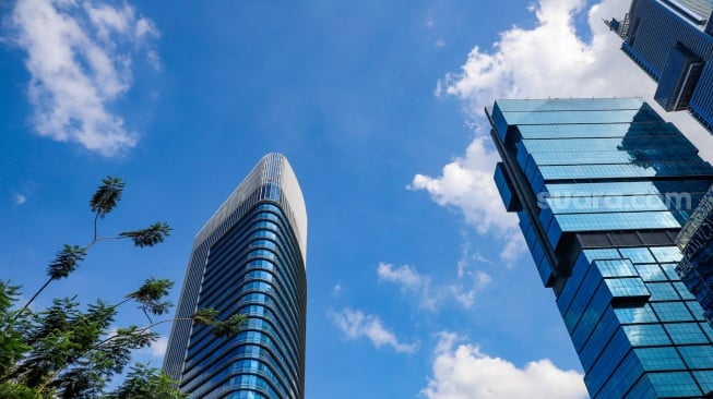 Pemandangan langit biru menghiasi Kota Jakarta pada Selasa (27/5/2025). [Suara.com/Alfian Winanto]