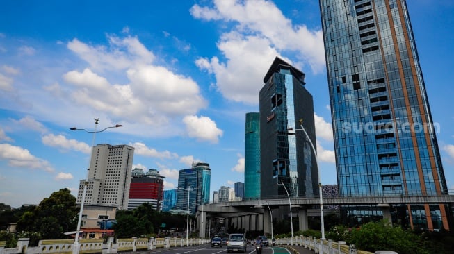 Pemandangan langit biru menghiasi Kota Jakarta pada Selasa (27/5/2025). [Suara.com/Alfian Winanto]