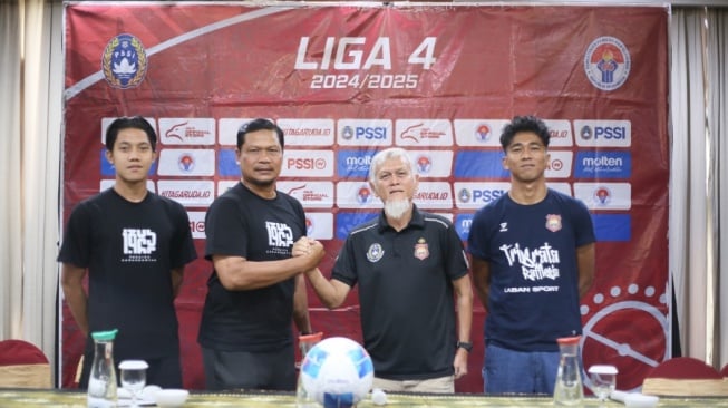 Final Liga 4 yang mempertemukan antara Tribrata Rafflesia FC melawan Persia Karangayar. Trofi liga kasta bawah ini menjadi sorotan karena dianggap lebih bagus ketimbang Liga 1. (Dok. PSSI)