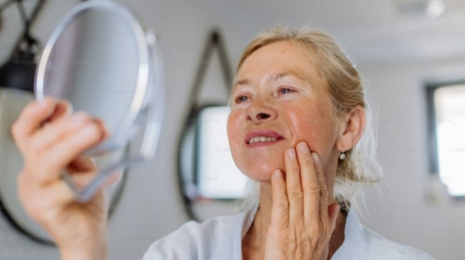 5 Rekomendasi Moisturizer Terbaik untuk Usia 40 Tahun ke Atas, Bikin Wajah Glowing & Awet Muda