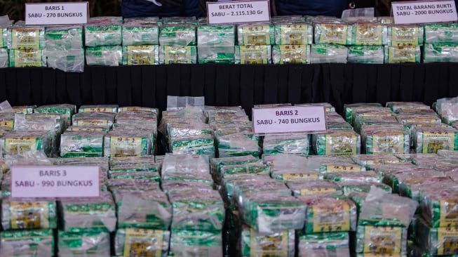 Sejumlah barang bukti kejahatan kasus penyelupan sabu-sabu diperlihatkan saat pengungkapan kasus di Pelabuhan Bea Cukai Batam, Kepulauan Riau, Senin (26/5/2025). [ANTARA FOTO/Teguh Prihatna/Spt]