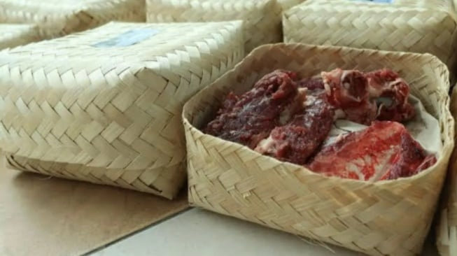Daging sapi di dalam wadah anyaman daun (ANTARA)