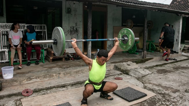 Atlet angkat besi dari Persatuan Angkat Besi Seluruh Indonesia (PABSI) Boyolali berlatih mengangkat beban untuk persiapan Popda dan Porprov di desa Gombang, Sawit, Boyolali, Jawa Tengah, Senin (26/5/2025). [ANTARA FOTO/Mohammad Ayudha/nym]