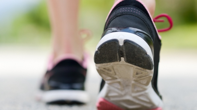 5 Rekomendasi Sepatu Terbaik untuk Jalan Jauh, Anti Pegal Dipakai Seharian