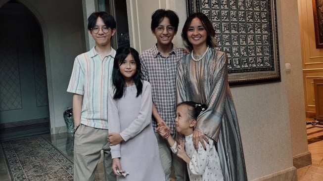 Joanna Alexandra bersama keempat anaknya. (Instagram/@joannaalexandra)