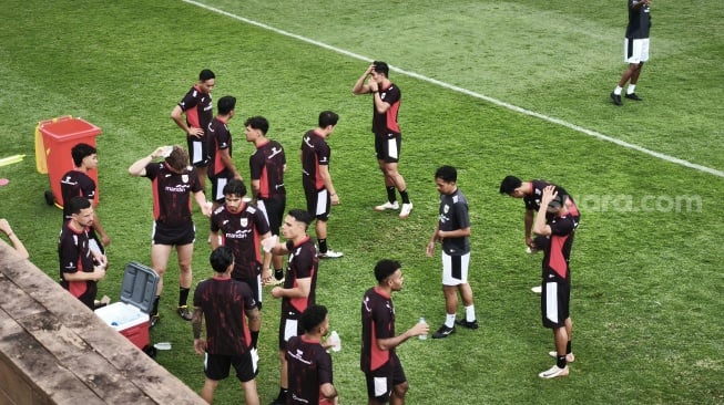 Hari Pertama TC Timnas Indonesia: Thom Haye Cs Digebleng di Tengah Gerimis [Suara.com/Putu Yonata Udawananda]