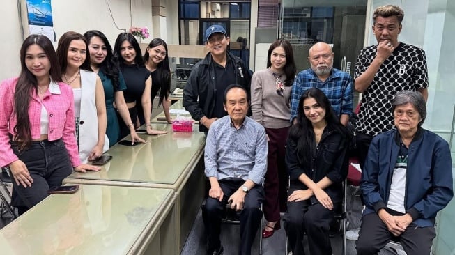 Produser dan artis pendukung film Apa Itu Cinta. [Dynamic Story Pictures]
