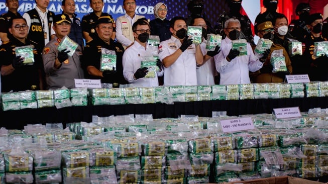 Kepala Badan Narkotika Nasional (BNN) Irjen Pol Marthinus Hukom (keempat kanan) bersam Sesmenko Polkam Letjen TNI Mochammad Hasan (keempat kiri), Direktur Interdiksi Narkotika DJBC R Syarif Hidayat (ketiga kiri), Wakil Ketua Komisi III DPR Dede Indra Permana Soediro (kelima kiri) dan Kapolda Kepri Irjen Pol Asep Safrudin (kedua kiri) memperlihatkan barang bukti kejahatan kasus penyelupan sabu-sabu pada pengungkapan kasus di Pelabuhan Bea Cukai Batam, Kepulauan Riau, Senin (26/5/2025). [ANTARA FOTO/Teguh Prihatna/Spt]