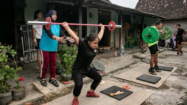 Atlet angkat besi dari Persatuan Angkat Besi Seluruh Indonesia (PABSI) Boyolali berlatih mengangkat beban untuk persiapan Popda dan Porprov di desa Gombang, Sawit, Boyolali, Jawa Tengah, Senin (26/5/2025). [ANTARA FOTO/Mohammad Ayudha/nym]