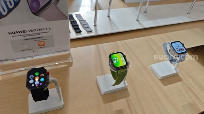 Huawei Watch Fit 4 yang resmi diluncurkan ke Indonesia pada Selasa (27/5/2025). [Suara.com/Dicky Prastya]