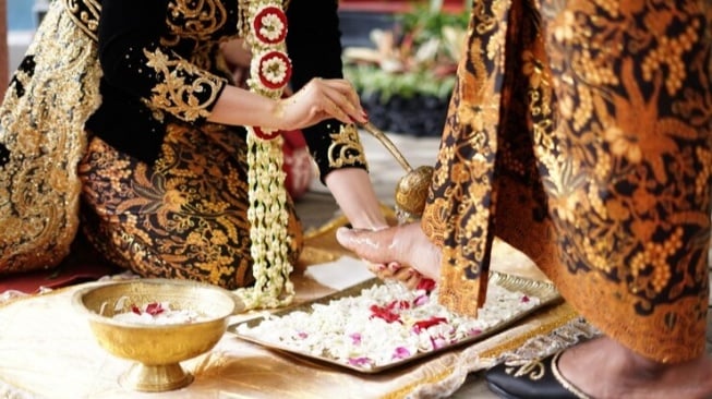Makna Prosesi Pernikahan Adat Jawa Lengkap: Siraman hingga Sungkeman