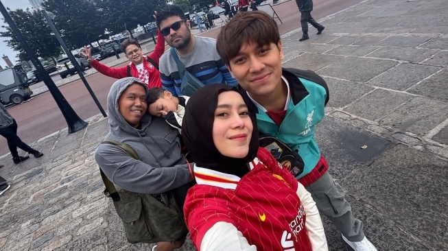Lesti Kejora dan Rizky Billar berlibur ke Inggris di tengah gugatan yang dilayangkan Yoni Dores dalam kasus royalti lagu. [Instagram]