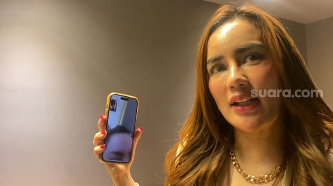 DJ Natagien saat melakukan panggilan video dengan Lisa Mariana di kawasan Kelapa Gading, Jakarta Utara pada Selasa, 27 Mei 2025 [Suara.com/Tiara Rosana].
