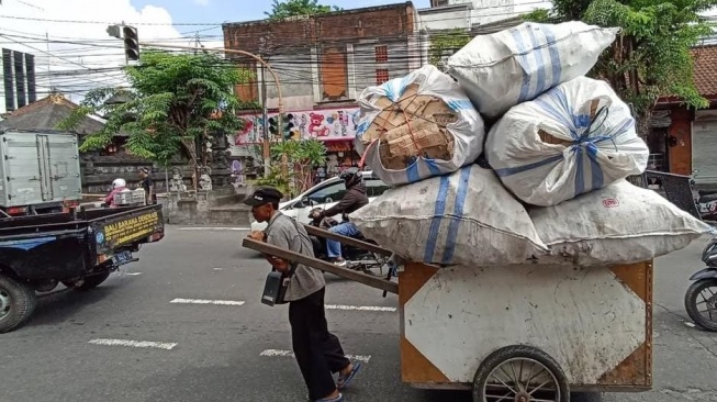 Nasib Pemulung Dan Industri Daur Ulang Yang Terdampak Larangan Plastik Sekali Pakai di Bali