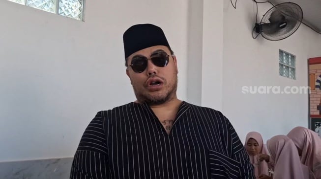 Ivan Gunawan dalam kegiatan peletakan batu pertama masjid yang dibangun di pesantren miliknya di kawasan Sawangan, Depok, Selasa, 27 Mei 2025. [Suara.com/Adiyoga Priyambodo]