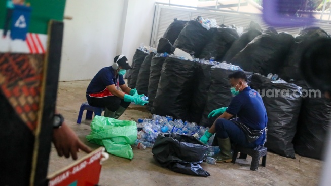 Melihat Proses Pengolahan Sampah Plastik di Waste Treatment Plant GBK