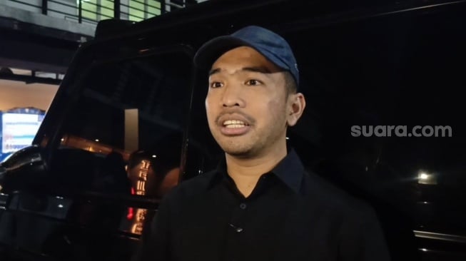 Putra Siregar saat memberikan tanggapan atas kasus Lesti Kejora dan Yoni Dores, dalam sebuah wawancara di kawasan Ampera, Jakarta, Senin, 26 Mei 2025. [Suara.com/Adiyoga Priyambodo]