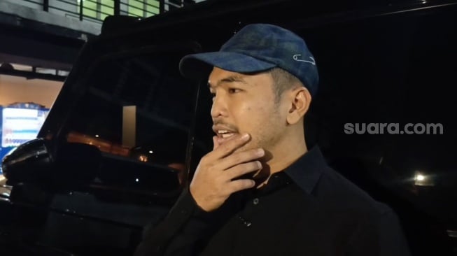 Putra Siregar saat memberikan tanggapan atas kasus Lesti Kejora dan Yoni Dores, dalam sebuah wawancara di kawasan Ampera, Jakarta, Senin, 26 Mei 2025. [Suara.com/Adiyoga Priyambodo]