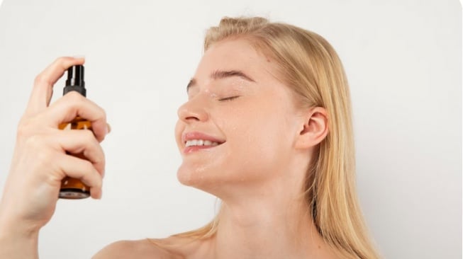 6 Rekomendasi Setting Spray Terbaik agar Makeup Awet Seharian, Budget-Friendly sampai High-End Ada!