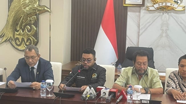 Anggota DPR RI dan DPD RI dari daerah Pemilihan (Dapil) Se-Tanah Papua yang tergabung dalam Forum Komunikasi dan Aspirasi Anggota DPD-DPR RI Tanah Papua (For Papua MPR RI) menyatakan sikap soal gejolak yang terjadi di Bumi Cenderawasih itu. (Suara.com/Bagaskara)
