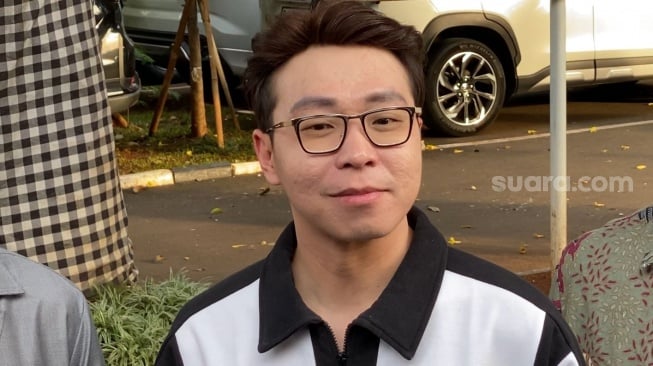 Dokter Richard Lee usai menjalani pemeriksaan di Polda Metro Jaya, Selasa (27/5/2025). Dokter Richard diperiksa terkait laporan Dokter Detektif alias Doktif yang menuding produk kosmetik milik dr Richard mengandung bahan berbahaya. [Adiyoga Priyambodo/Suara.com]
