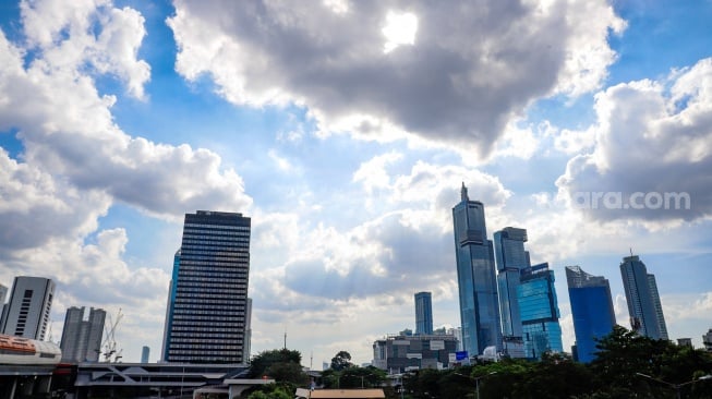 Pemandangan langit biru menghiasi Kota Jakarta pada Selasa (27/5/2025). [Suara.com/Alfian Winanto]