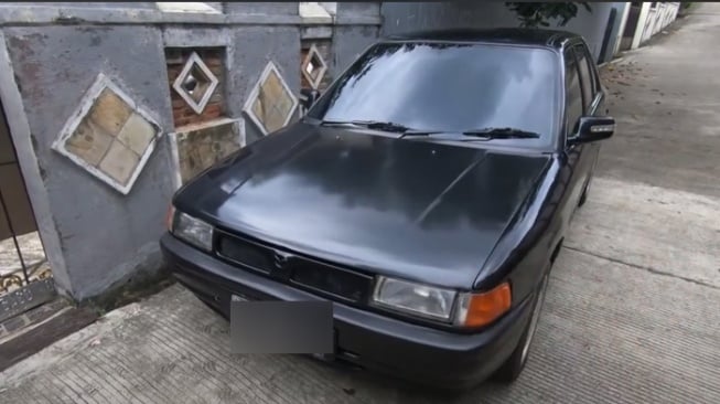 Mazda 323. [YouTube Agung Fatma]