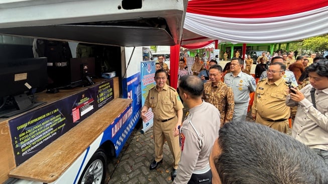 Gubernur Kalbar Ria Norsan dalam acara peluncuran SAMSAT GOKATAN di Aula Kantor Camat Pontianak Barat (Prokopim)