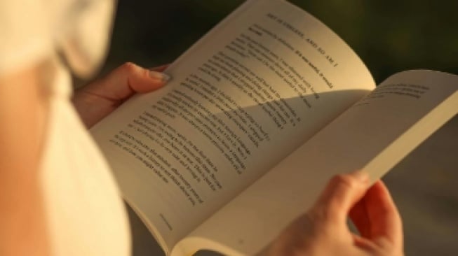 Ironi Literasi: Ketika Buku Bajakan Laris, Tapi Penulisnya Tak Dihargai