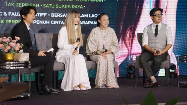 JessC dan Fauziah Latiff d acara rilis lagu "Tak Terpisah" yang berlangsung di Malaysia. [Instagram]