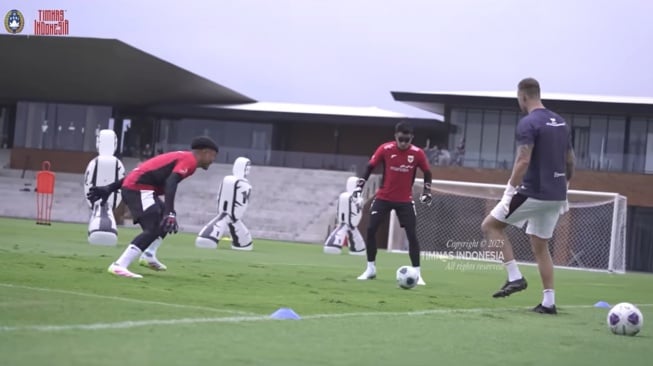 Pemandangan menarik terlihat dalam sesi latihan kiper timnas Indonesia. Emil Audero dkk menggunakan kacamata hitam saat berlatih. Alat tersebut bernama swivel vision yang sudah lumrah digunakan oleh klub luar negeri seperti Liverpool dan Bayern Munchen. (Youtube timnas Indonesia)