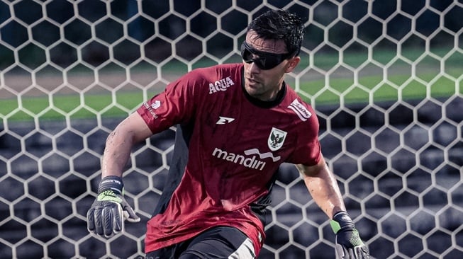 Kiper Timnas Indonesia Latihan Pakai Kacamata Hitam, Apa Fungsinya?