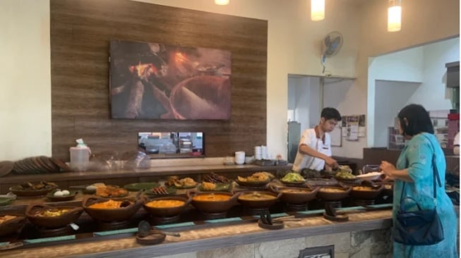 Warung Nayamul: Kuliner Khas Jawa dengan Konsep Prasmanan yang Nyaman