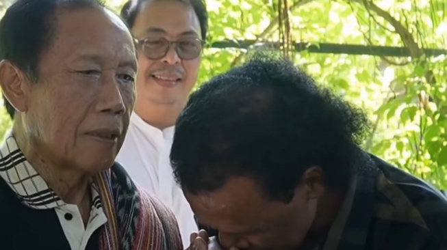 Cium Tangan dan Kepala Menunduk, Ketum GRIB Jaya Hercules Minta Maaf ke Sutiyoso: Kami Anak Bapak
