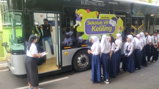 Bus VR Ini Bawa Anak-anak Jelajahi Luar Angkasa dan Sejarah Indonesia dari Sekolah Mereka. [WIR Group]