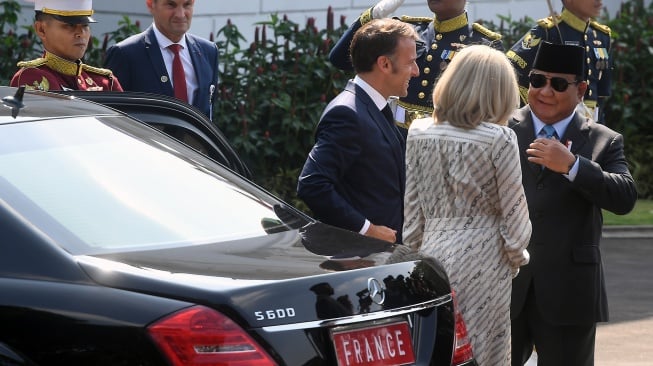 Presiden Prabowo Subianto (kanan) berbincang dengan Presiden Prancis Emmanuel Macron (ketiga kanan) didampingi istri Brigitte Macron (kedua kanan) yang tiba di Istana Merdeka, Jakarta, Rabu (28/5/2025). [ANTARA FOTO/Muhammad Adimaja/sgd/tom]
