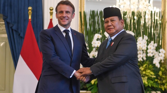 Presiden Prabowo Subianto (kanan) berjabat tangan dengan Presiden Prancis Emmanuel Macron (kiri) saat kunjungan kenegaraan di Istana Merdeka, Jakarta, Rabu (28/5/2025). [ANTARA FOTO/Galih Pradipta/app]