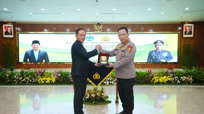 Kapolri Jenderal Polisi Listyo Sigit Prabowo dan Menteri Lingkungan Hidup dan Kehutanan (LHK), Hanif Faisol Nurofiq, menandatangani nota kesepahaman atau Memorandum of Understanding (MoU) terkait penanganan kualitas lingkungan hidup. (Foto Dok Mabes Polri)