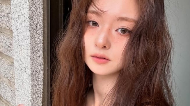 4 Ide OOTD Girly Style ala Lee Nagyung FROMIS 9, Ubah Gaya Lebih Charming!