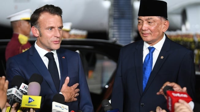 Presiden Prancis Emmanuel Macron (kiri) didampingi Menteri Pertahanan Sjafrie Sjamsoeddin menyampaikan keterangan kepada wartawan setibanya di Pangkalan Udara TNI AU Halim Perdanakusuma, Jakarta, Selasa (27/5/2025). [ANTARA FOTO/Hafidz Mubarak A/sgd/foc]