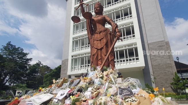 Ratusan bunga dikirim ke halaman depan FH UGM untuk menghormati meninggalnya Argo Ericko Achfandi dalam kecelakaan di Jalan Palagan. [Hiskia/Suarajogja]