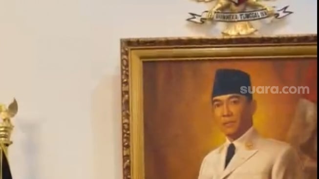 Lukisan bergambar Presiden Pertama Indonesia, Soekarno yang terpajang di Ruang Jepara, Istana Merdeka, Jakarta menarik perhatian Presiden Prancis Emmanuel Macron. (ist)