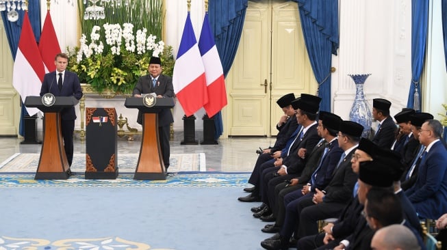 Presiden Prabowo Subianto (kedua kiri) dan Presiden Prancis Emmanuel Macron (kiri) menyampaikan pernyataan pers bersama di Istana Merdeka, Jakarta, Rabu (28/5/2025). [ANTARA FOTO/Galih Pradipta/sgd/tom]