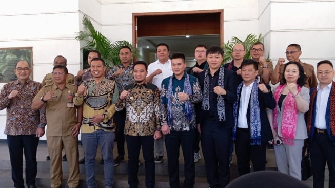 Wali Kota Cilegon Robinsar (tengah) foto bersama dengan investor China dan jajarannya di Pemkot Cilegon. [Hairul Alwan/SuaraBanten.id]