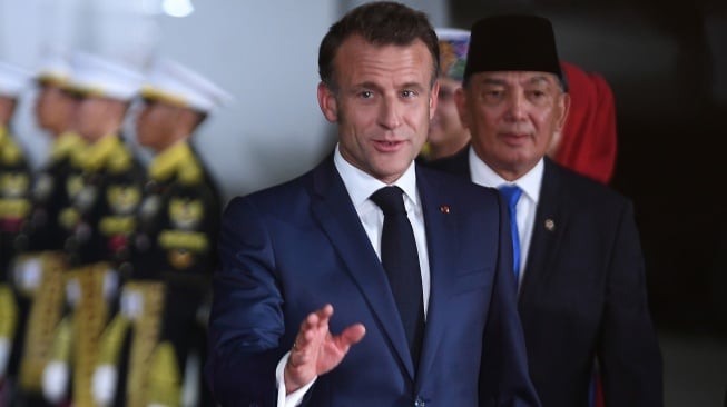 Presiden Prancis Emmanuel Macron (kiri) melambaikan tangan didampingi Menteri Pertahanan Sjafrie Sjamsoeddin saat tiba di Pangkalan Udara TNI AU Halim Perdanakusuma, Jakarta, Selasa (27/5/2025). [ANTARA FOTO/Hafidz Mubarak A/sgd/foc]