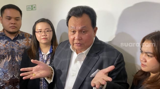 Minola Sebayang selaku kuasa hukum pencipta lagu Keenan Nasution dan Rudi Pekerti atas gugatan lagu Nuansa Bening usai menjalani sidanh perdana di Pengadilan Negeri Jakarta Pusat, Rabu, 28 Mei 2025. [Suara.com/Tiara Rosana]