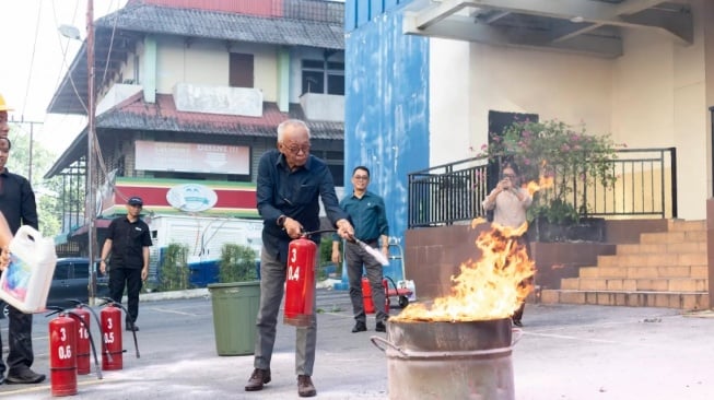 General Manager Aston Pontianak, Anto W. Soemartono ikut memadamkan api. (Dok. Aston Pontianak)
