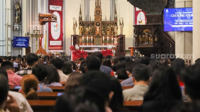 Umat Katolik mengikuti Misa Kenaikan Isa Almasih di Gereja Katedral Jakarta, Kamis (29/5/2025). [Suara.com/Alfian Winanto]