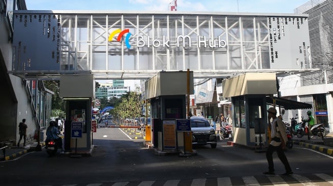 Warga melintas di kawasan Transit Oriented Development (TOD) Blok M Hub di Mal Blok M, Jakarta, Kamis (29/5/2025). [Suara.com/Alfian Winanto]