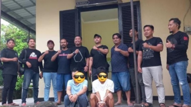 Jajaran Ditreskrimum Polda Bali, Satreskrim Polresta Denpasar dan Unit Reskrim Polsek Denpasar Selatan menunjukkan kedua tersangka pembunuhan di Denpasar, Bali. ANTARA/HO-Polresta Denpasar